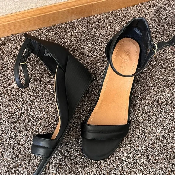 Kenneth Cole Reaction Black Wedge Sandals with Ankle Strap - Picture 2 of 8